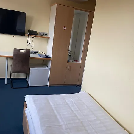 Hotel Kieler Foerde & Free Parking-3